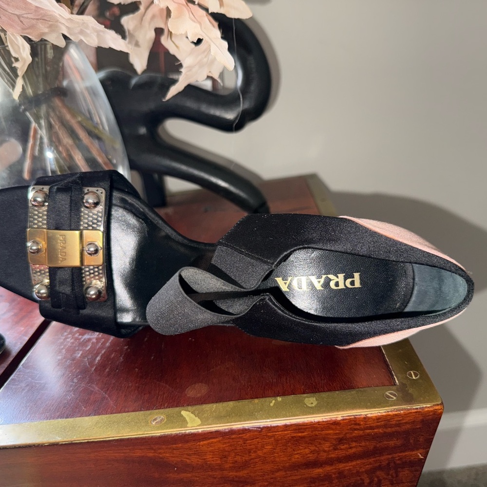 STUNNING!! Prada Black and Gold High Heels with Chic Design from Neiman Marcus - Picture 6 of 8